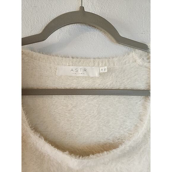 ASTR The Label Womens Fuzzy Knit Sweater Crop Top Long Sleeve White Medium Fall - Picture 3 of 4